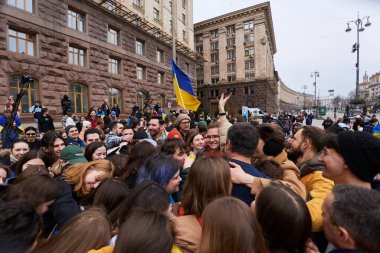 Bir grup neşeli Ukraynalı aktivist şehir konseyinin halka açık gösterisinde sarıldılar. Kyiv - 23 Mart 2024