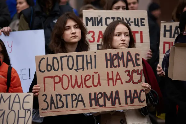 Ukrainische Aktivisten Posieren Bei Einer Kundgebung Mit Einem Banner Wenn — Stockfoto