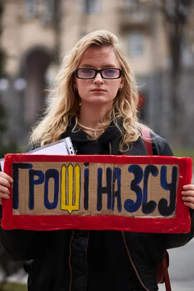 Ung Ukrainsk Flicka Poserar Med Fana Pengar Armén Vid Rally — Stockfoto