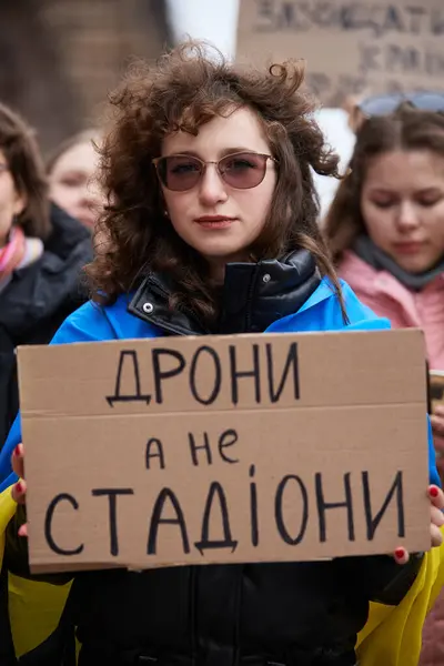 Ukrainischer Aktivist Posiert Mit Einem Banner Drohnen Nicht Stadien Bei — Stockfoto