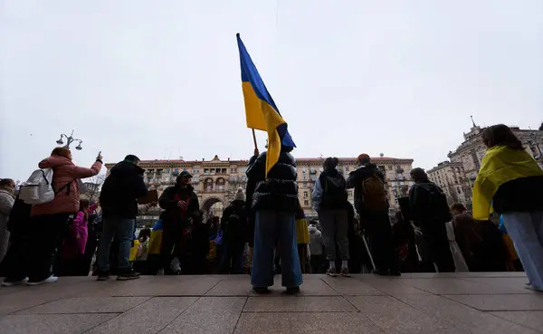 Patriota Ucraniano Sostiene Una Bandera Nacional Una Manifestación Pública Ayuntamiento —  Fotos de Stock