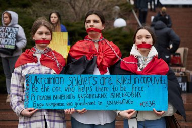 Ukrayna 'nın yakalanan savunucularının serbest bırakılması için düzenlenen bir gösteride ağzı dikilmiş 