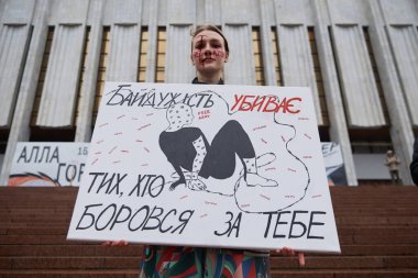 Genç Ukraynalı kız bir gösteride 