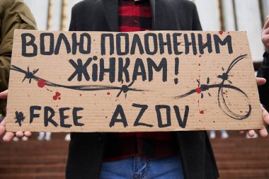 Ukraynalı aktivistin elinde 