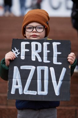 Mariupol şehrinin yakalanan savunucularının serbest bırakılması için düzenlenen bir gösteride Ukraynalı çocuk 