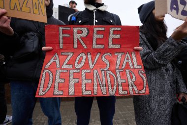 Rus hapishanelerinde tutuklu bulunan Mariupol garnizonuna adanmış bir halk gösterisinde aktivistin elinde 