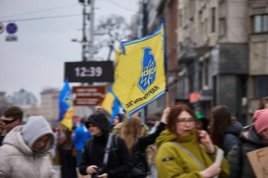 Eylemciler, Mariupol 'ün yakalanan savunucularının serbest bırakılması için düzenlenen barışçıl gösteride Azov tugayının bayrağıyla yürüyecekler. Kyiv - 24 Mart 2024
