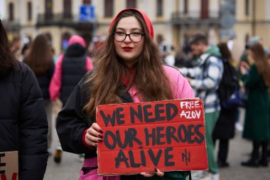 Ukraynalı kadının elinde 