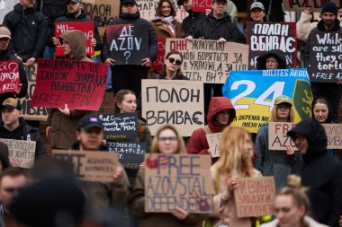 Azovstal ve Mariupol 'ün yakalanan savunucularının serbest bırakılması için düzenlenen halk gösterisinde kalabalıkta 