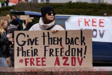 Ukraynalı aktivistin elinde 