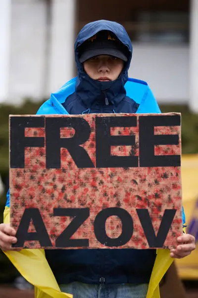 Patriotique Garçon Ukrainien Posant Avec Signe Azov Libre Lors Une — Photo