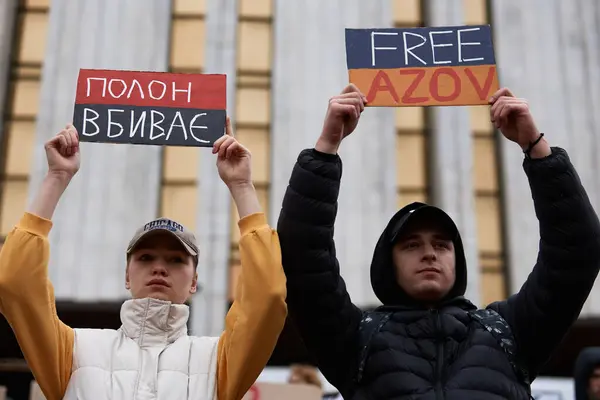 Ουκρανοί Ποζάρουν Πανό Σκοτώνει Την Αιχμαλωσία Και Free Azov Δημόσια — Φωτογραφία Αρχείου
