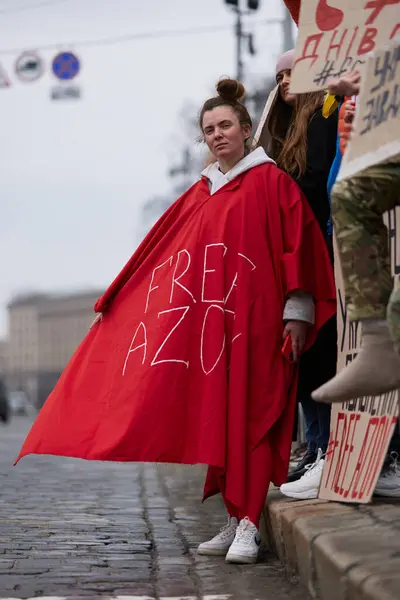 Женщина Костюме Вывеской Свободу Азову Публичном Протесте Киев Марта 2024 — стоковое фото