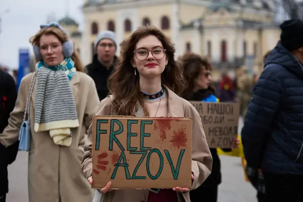 Fille Ukrainienne Joyeuse Posant Avec Une Bannière Azov Libre Sur — Photo