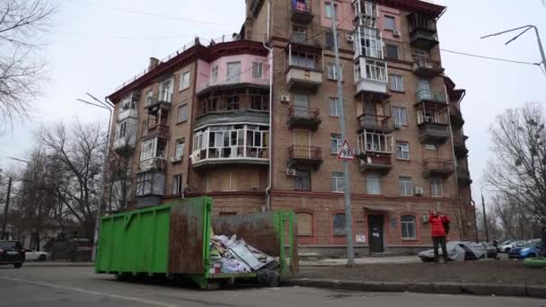 Dumpster Broken Window Frames Front Ukrainian House Damaged Russian Air — Stock Video