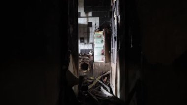 Ukrayna 'nın evini içeriden yok etti. Rus hava füzesi saldırısından sonra yanmış bir daire. Kyiv - 23 Mart 2024