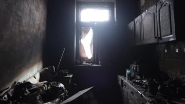 Yanmış Ukrayna evi içeriden. Rus füzesi düştükten sonra mutfağı yok etti. Kyiv - 23 Mart 2024