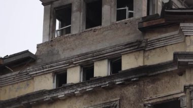Rus füze saldırısından sonra camları kırılan hasarlı Ukrayna evi cephesi. Kyiv - 23 Mart 2024