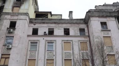 Hasarlı bir Ukrayna binasının camlarına tahta çakılmış. Kyiv - 23 Mart 2024