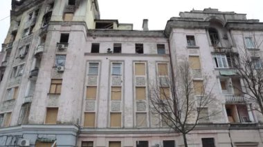 Rus hava saldırısından sonra hasar görmüş Ukrayna evi cephesi. Pencerelere tahta çakılmış ve camlar kırılmış. Kyiv - 23 Mart 2024