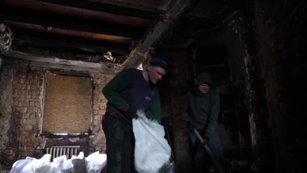 Voluntarios Ucranianos Ayudan Limpiar Basura Apartamento Quemado Después Del Ataque — Vídeo de stock