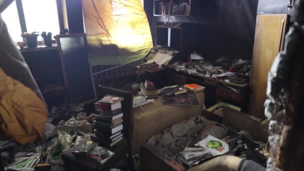 Destruiu Casa Ucraniana Depois Fogo Sala Estar Queimada Casa Civil — Vídeo de Stock