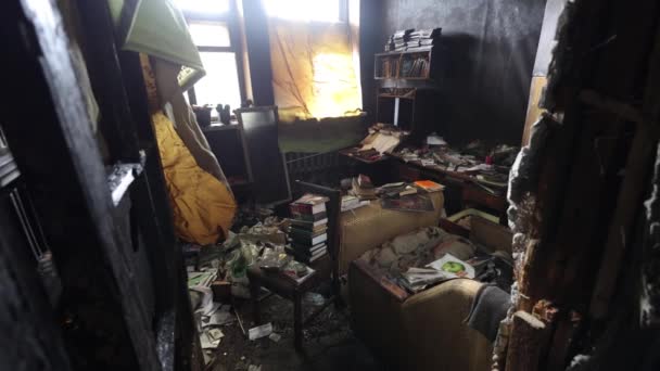 Vernietigde Oekraïense Appartement Russische Luchtaanval Verbrande Woonkamer Met Brand Kiev — Stockvideo