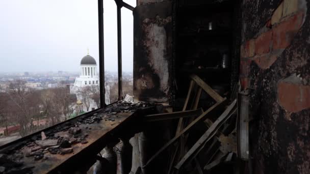 Vista Sulla Chiesa Ucraina Una Finestra Appartamento Bruciato Dopo Attacco — Video Stock