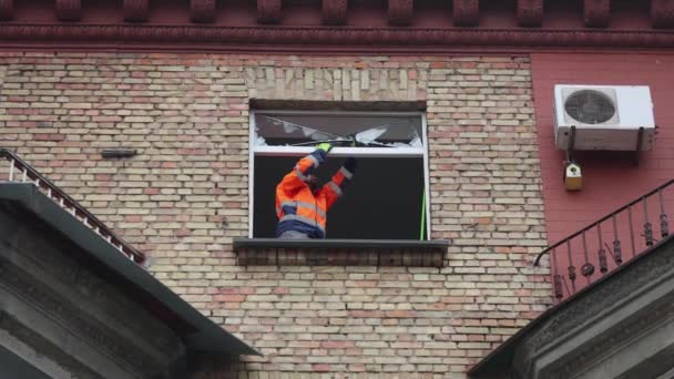 在俄罗斯空袭后 乌克兰工人从窗框中取出破碎的玻璃 2024年3月23日 — 图库视频影像