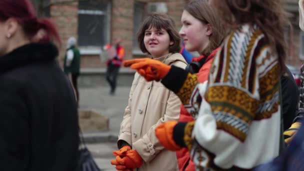 Unga Ukrainska Frivilliga Förbereder Sig För Att Städa Spillrorna Efter — Stockvideo