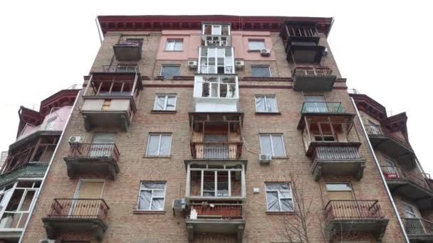 러시아어 부서진 창문으로 손상된 우크라이나어 키예프 2024 — 비디오