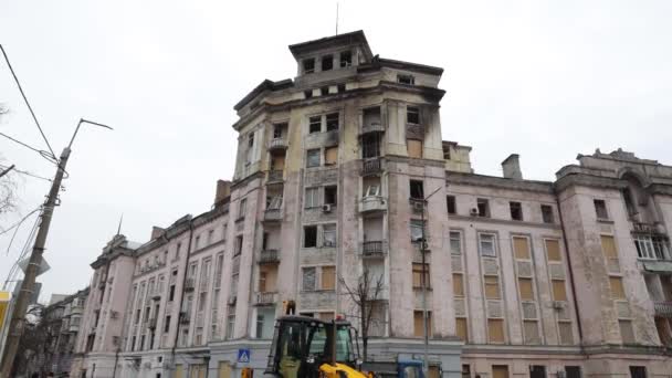 Kotró Leégett Ukrán Ház Előtt Miután Orosz Légicsapás Érte Polgári — Stock videók