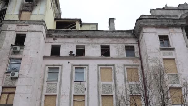 Hasarlı Bir Ukrayna Binasının Camlarına Tahta Çakılmış Kyiv Mart 2024 — Stok video