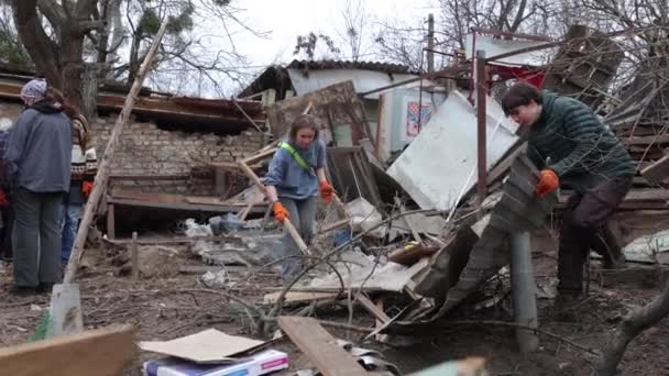 ウクライナのボランティアのグループは ロシアの空爆の場所でゴミをきれいにします キエフ 2024 動画クリップ