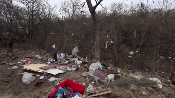 Oekraïense Vrijwilliger Verzamelt Afval Plaats Van Crash Van Russische Raket — Stockvideo