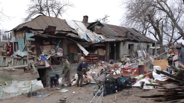 Voluntarii Ajută Reconstrucția Casei Vechi Deteriorate Racheta Rusă Kiev Martie — Videoclip de stoc