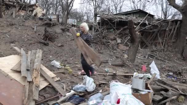 Ukrán Lány Segít Tisztítani Törmelék Régi Ház Megsemmisült Orosz Rakéta — Stock videók