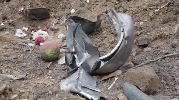 ロシアのロケットのボールと断片 キエフの住宅地の墜落現場で傍受された弾道ミサイルと樹脂ボールの一部 2024 ストック映像