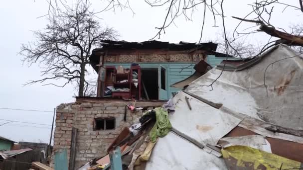 古いウクライナの家を破壊した 春にウクライナを攻撃したロシア弾道ミサイルの墜落現場での住宅建物の損傷 キエフ 2024 ストック動画