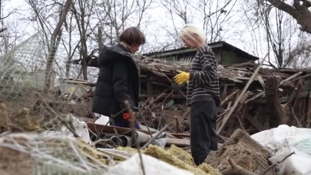 Ukrán Önkéntesek Takarítják Törmeléket Orosz Ballisztikus Rakéta Becsapódási Helyén Kijev — Stock videók