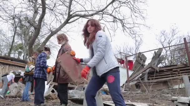 一群志愿者在坠机现场整理瓦砾 俄罗斯火箭摧毁了一座老房子 2024年3月23日 — 图库视频影像