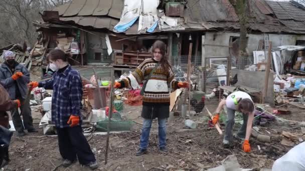 주거를 러시아 미사일의 현장에서 쓰레기를 픽업하고 정렬하는 봉사자는 키예프에 있습니다 — 비디오