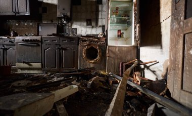 Ukrayna 'nın evindeki yıkılmış mutfak. Rusya 'nın Kyiv' deki sivil altyapıya düzenlediği hava saldırısından sonra 23 Mart 2024 'te yanmış.