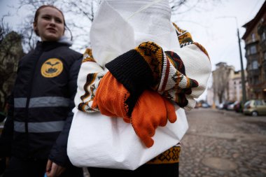 Rus hava saldırısının olduğu yere çöp torbaları taşıyan Ukraynalı gönüllü molozların temizlenmesine yardım etmek için. Kyiv - 23 Mart 2024