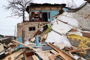 Rus füzesinin düştüğü yer. Eski Ukrayna evi, ele geçirilen balistik roket parçaları tarafından yok edildi. Kyiv - 23 Mart 2024