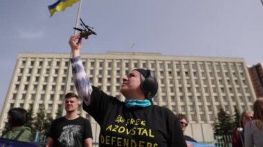 Ukraynalı aktivist Anna Kurtsanovskaya, bir halk gösterisinde Mariupol savunucularının simgesi olarak bir helikopter gösteriyor. Kyiv - 31 Mart 2024