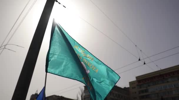 ウクライナ陸軍第36海兵旅団の旗が柱の上にあった キエフ 2024 ストック動画