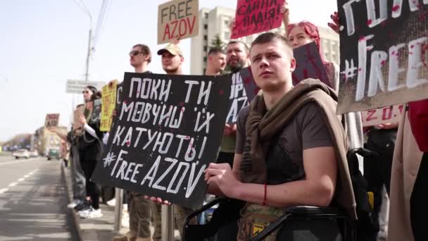 Украинский Солдат Инвалидной Коляске Демонстрирует Плакатом Пытают Пока Молчите Свободу — стоковое видео