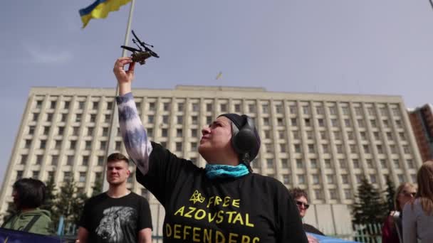 Ukrajinská Aktivistka Anna Kurtsanovskaya Ukazuje Vrtulník Jako Symbol Obránců Mariupolu — Stock video