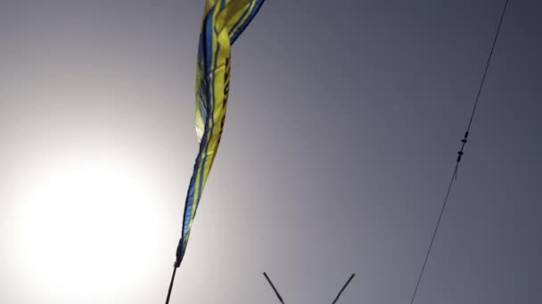 Flaga Azowskiego Brygady Obrońcy Mariupola Machający Rurze Wietrze Kijów Marca — Wideo stockowe